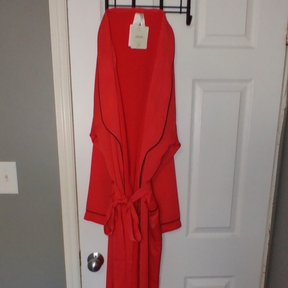 Red Silk robe - Picture 2 of 5